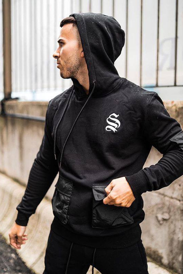 Эффектная съемка мужских худи с интересными деталями