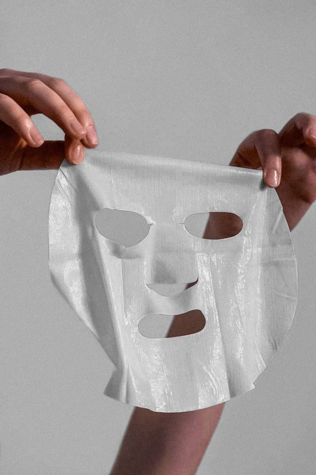 Эффектная фотосъемка для демонстрации масок с омолаживающим эффектом