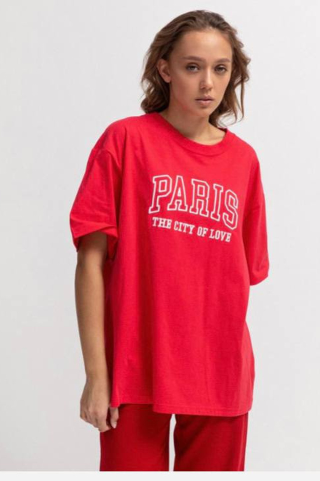 Профессиональная предметная съемка футболок oversize с акцентом на объемный крой