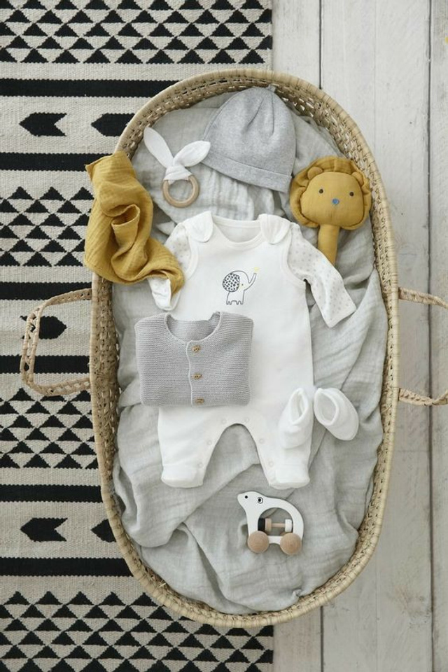 Профессиональная съемка одежды для новорожденных с акцентом на безопасные застежки