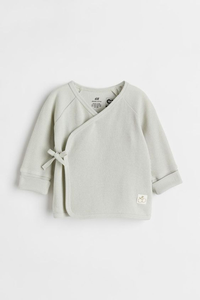 Эффектная съемка одежды для новорожденных с фокусом на милые детали