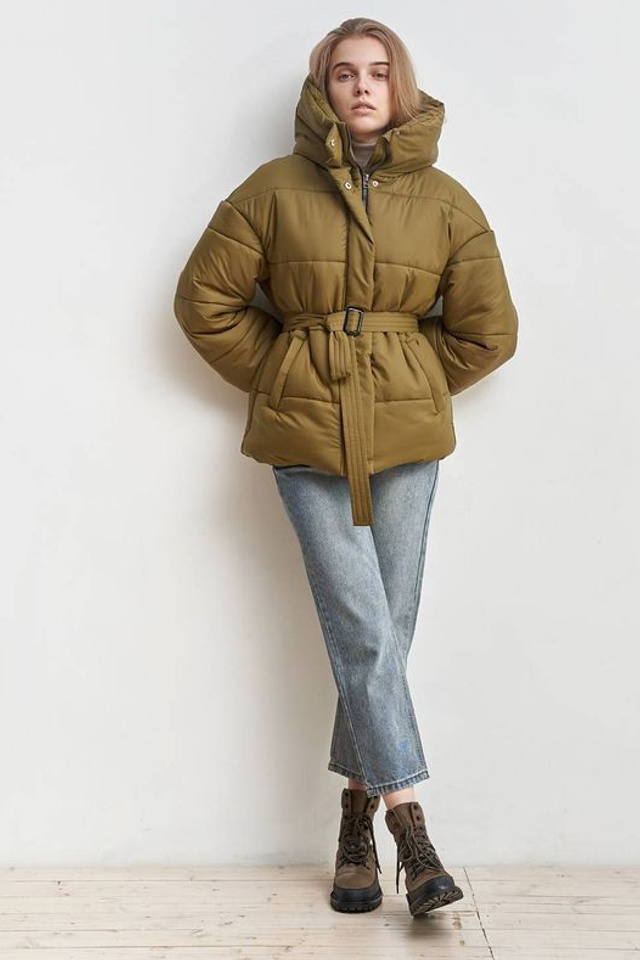 Эффектная съемка женских курток с акцентом на яркие цвета и принты