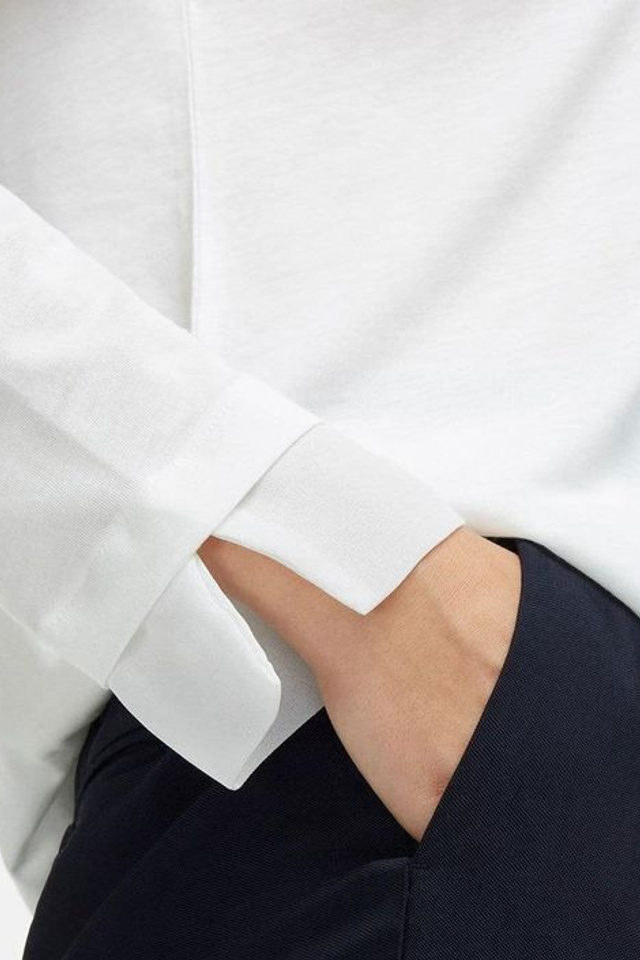 Эстетичная фотосъемка женских рубашек с акцентом на идеал