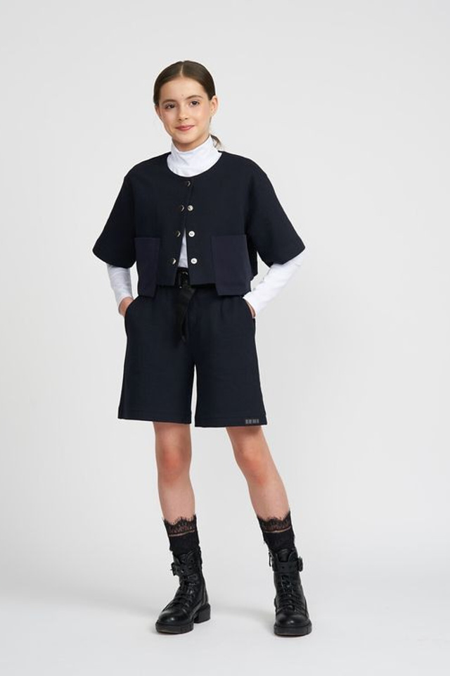 Съемка школьной формы с акцентом на легкость и долговечность тканей