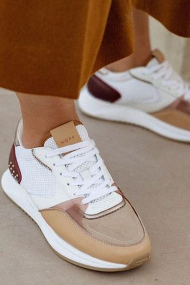 Съемка женских кроссовок с акцентом на легкость и удобство