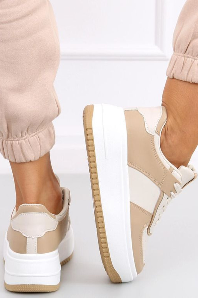 Стильная съемка женских кроссовок для создания трендовых образов