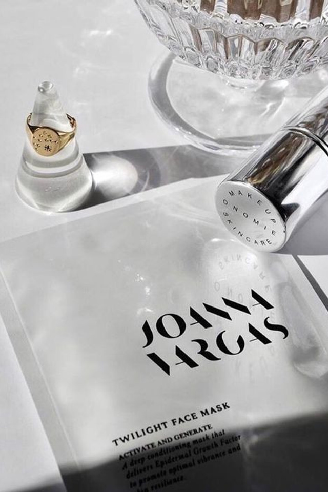 Съемка масок для лица с фокусом на их регенерирующие свойства