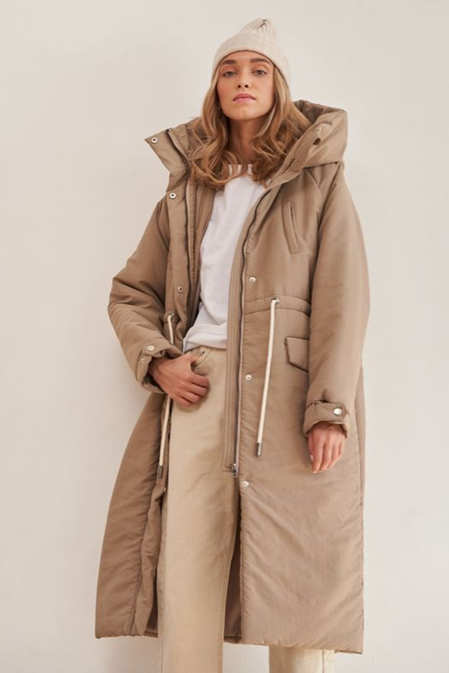 Съемка курток с акцентом на их использование в разных сезонах