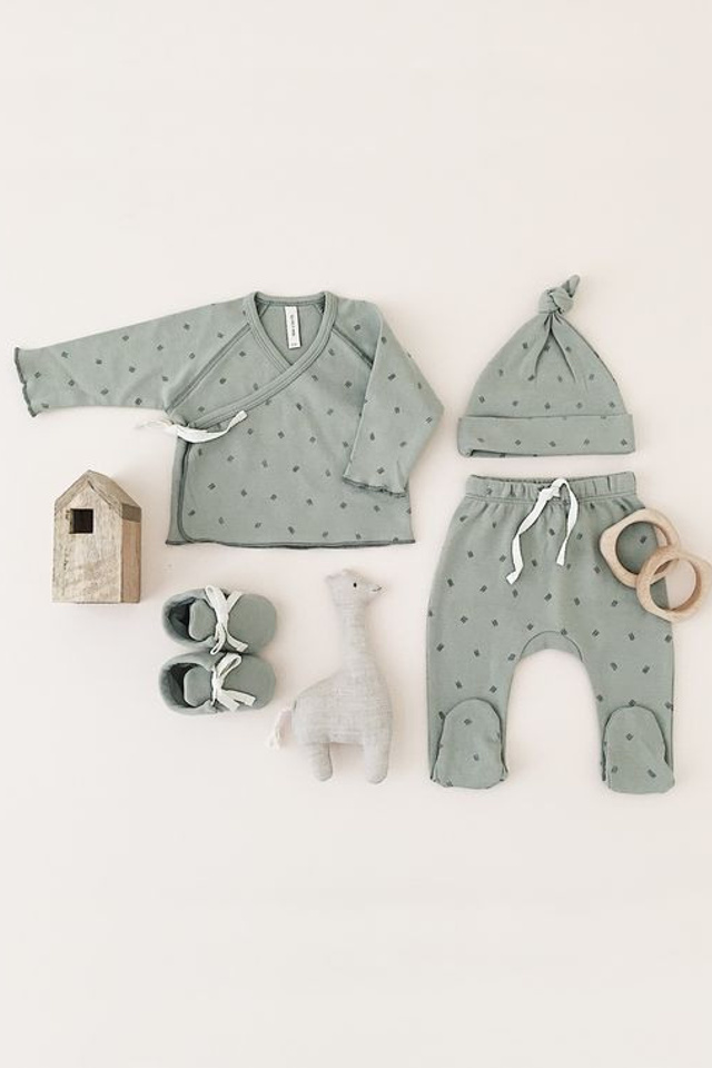 Эстетичная фотосъемка детской одежды с акцентом на уют и комфорт