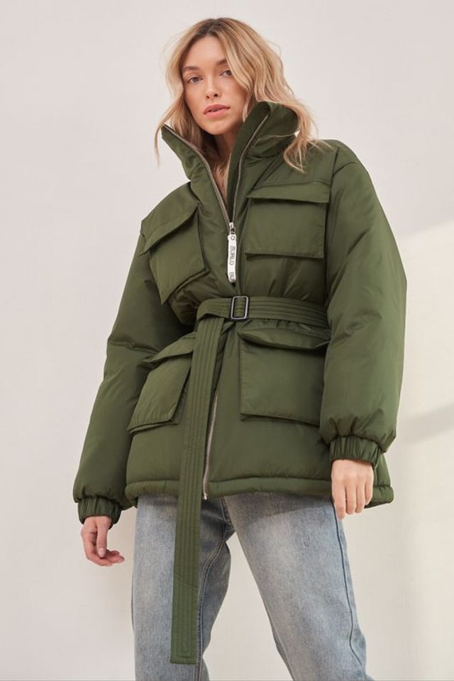 Съемка курток с фокусом на их универсальность в различных образах