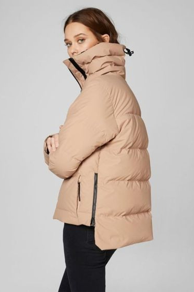 Съемка женских курток с акцентом на детали отделки и фурнитуры