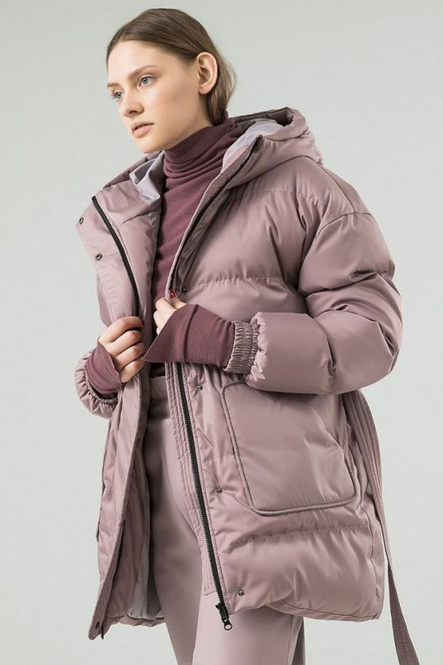 Профессиональная съемка женских курток для демонстрации современных силуэтов