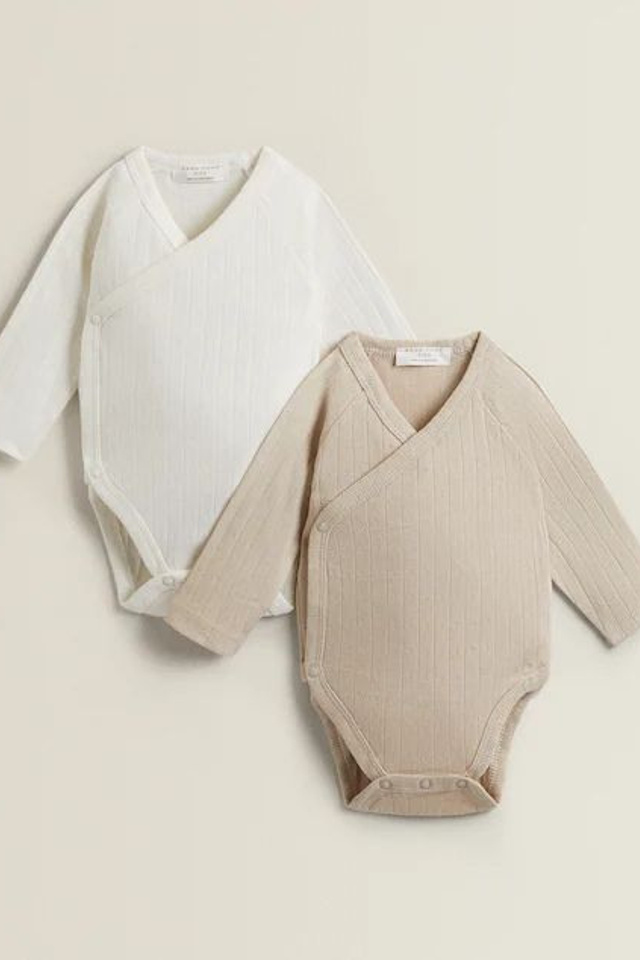 Креативная съемка новорожденной одежды с использованием различных текстур