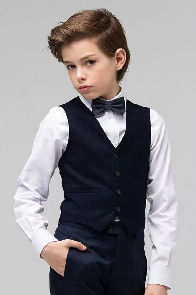 Профессиональная предметная съемка школьной формы с фокусом на прочность