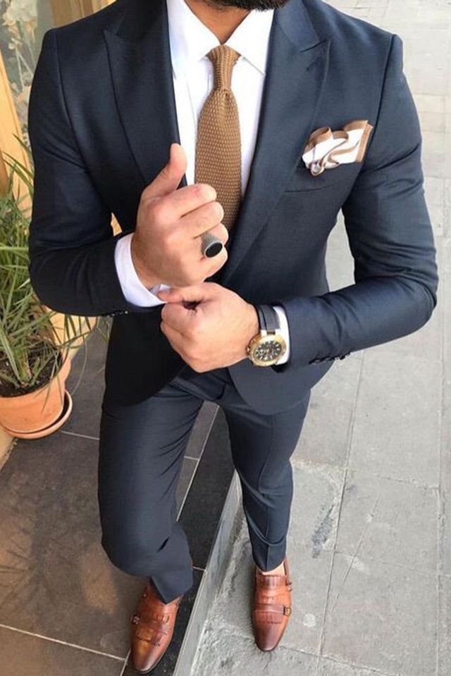 Эстетичная фотосъемка мужских костюмов с акцентом на детали