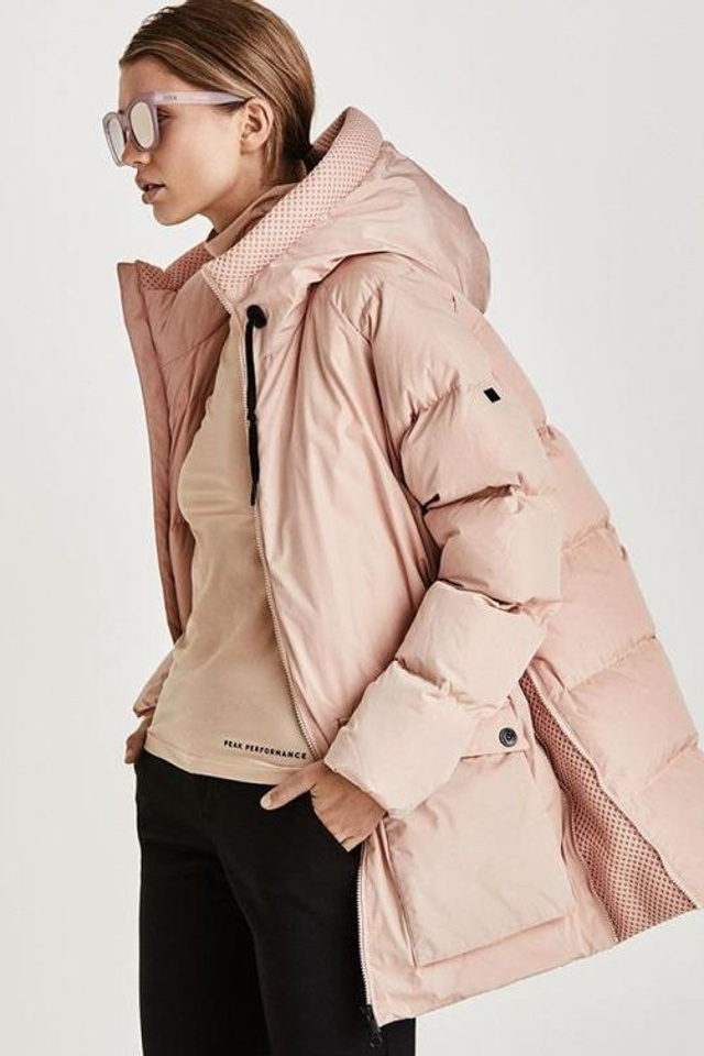 Эстетичная съемка курток с акцентом на оригинальные дизайнерские решения