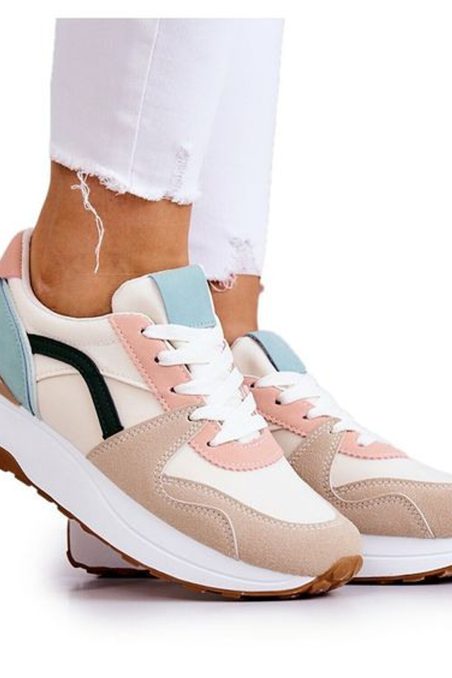 Эстетичная съемка женских кроссовок для повседневных и спортивных коллекций