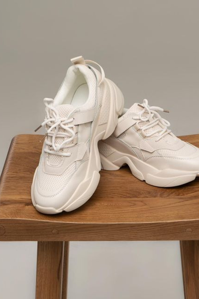 Эстетичная фотосъемка женских кроссовок с акцентом на стиль и комфорт