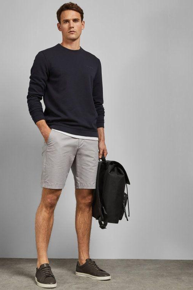 Съемка футболок с акцентом на текстуры и материалы, подчеркивающие стиль