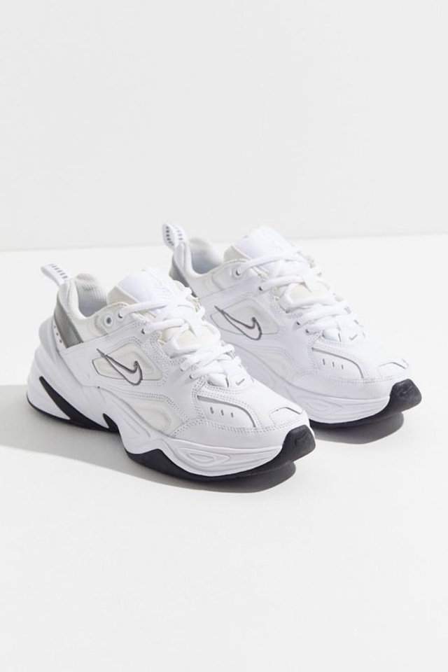 Креативная съемка женских кроссовок для спортивного и повседневного стиля