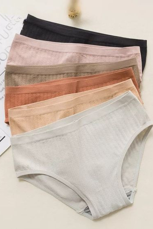 Эстетичная фотосъемка трусов для создания образов для особых случаев