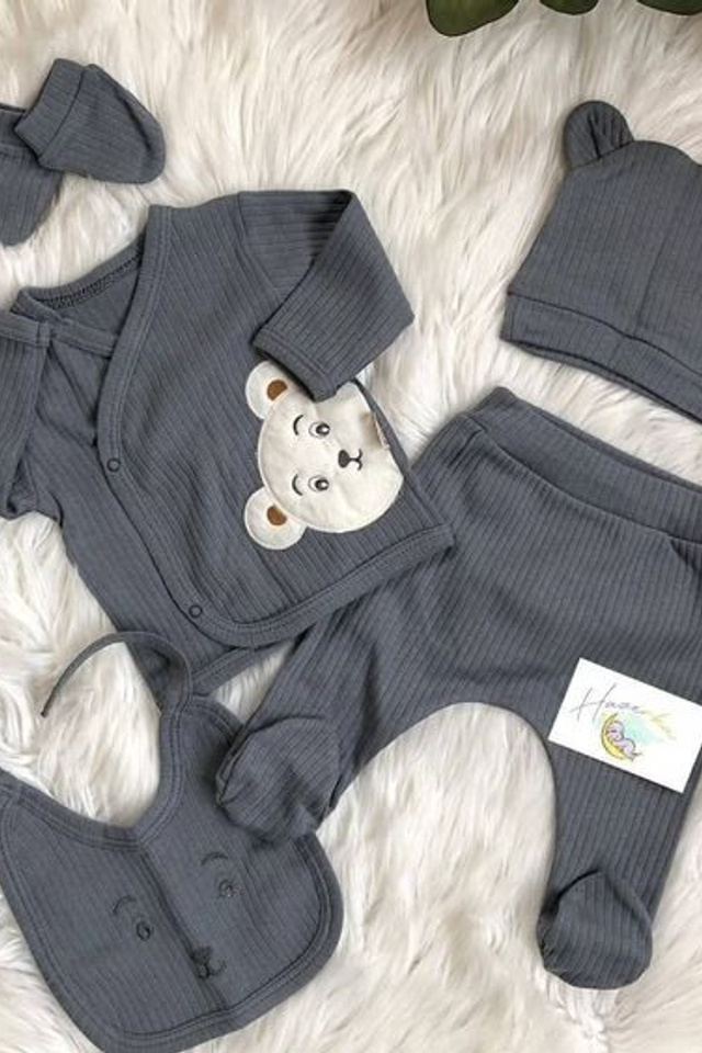 Стильная съемка одежды для малышей с акцентом на нежные оттенки