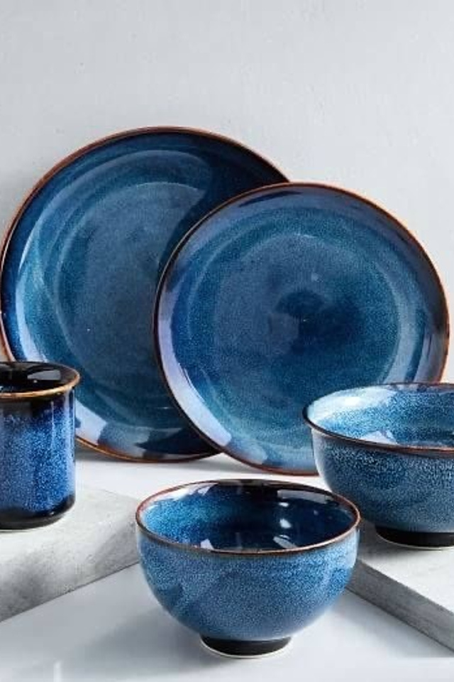 Идея для набора глубокой посуды с узором в синих тонах.