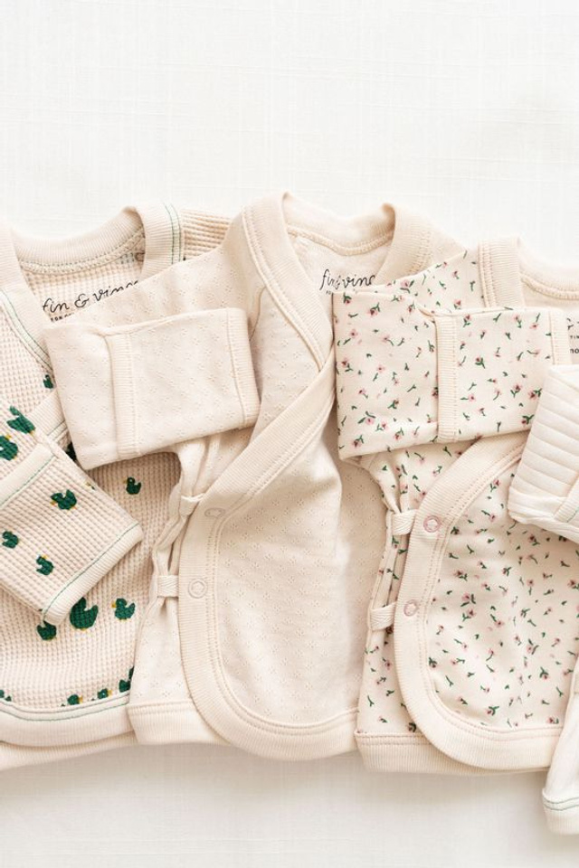 Стильная фотосъемка новорожденной одежды для создания образов для особых случаев