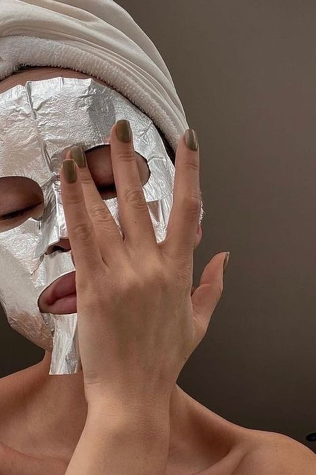 Креативная съемка для демонстрации масок с природными экстрактами