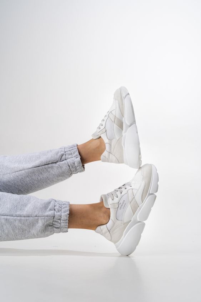 Съемка женских кроссовок с акцентом на современные тренды