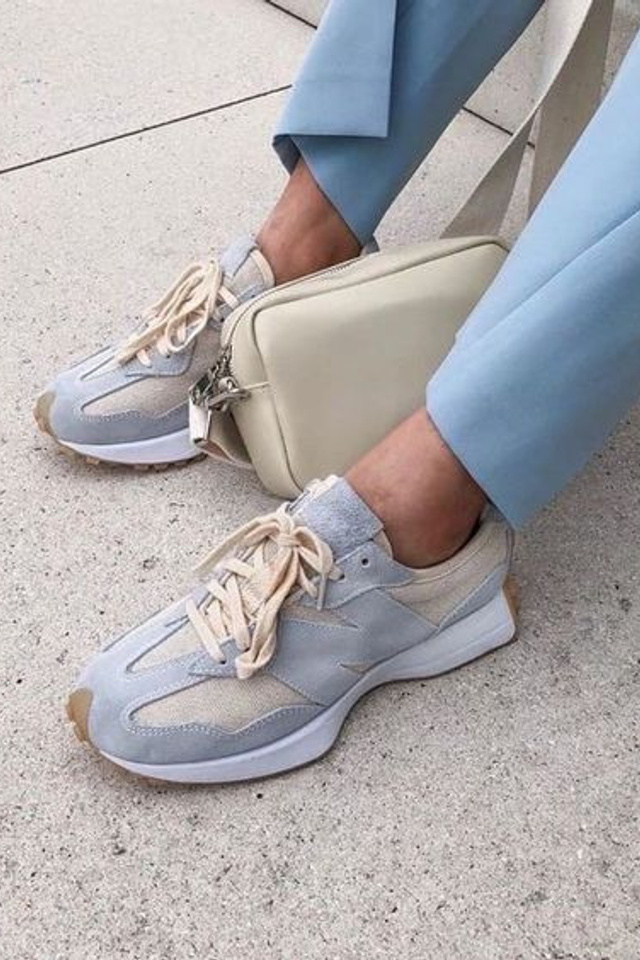 Детализированная съемка женских кроссовок для демонстрации качественных материалов