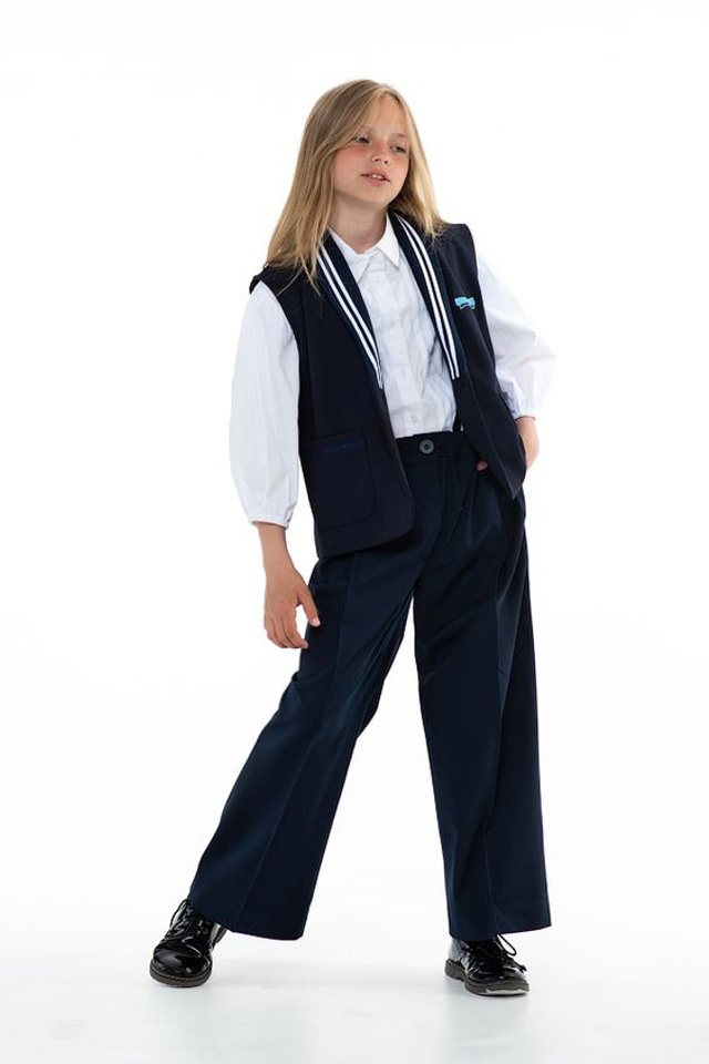 Профессиональная съемка для демонстрации школьной формы высокого качества