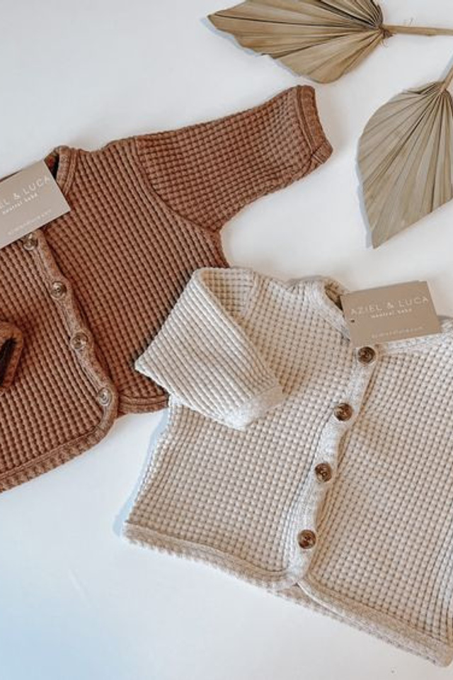 Креативная съемка одежды для новорожденных с использованием мягкого освещения