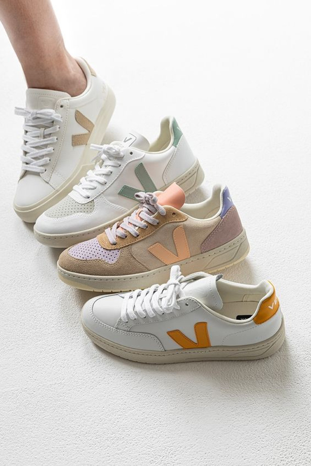 Профессиональная съемка женских кроссовок для стильных уличных луков