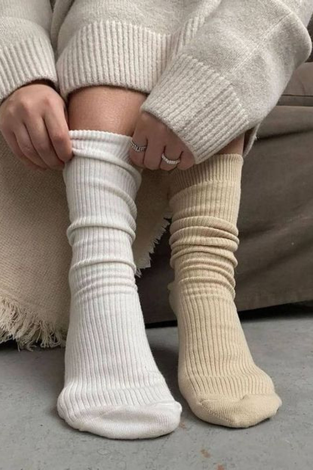 Эстетичная съемка носков с фокусом на текстуры и материалы