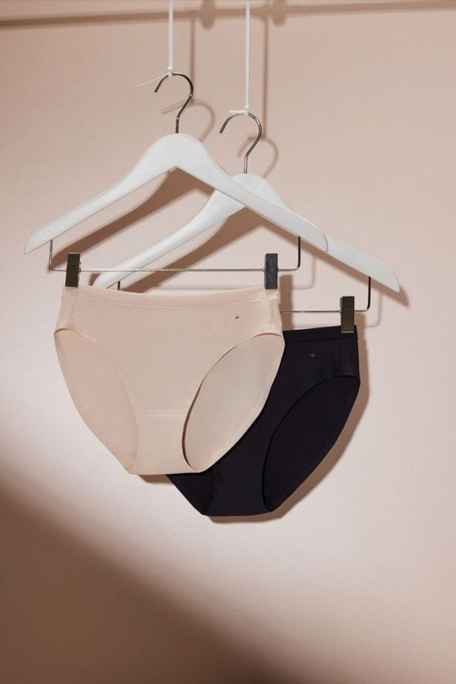 Эффектная съемка женских трусов для выделения модных трендов