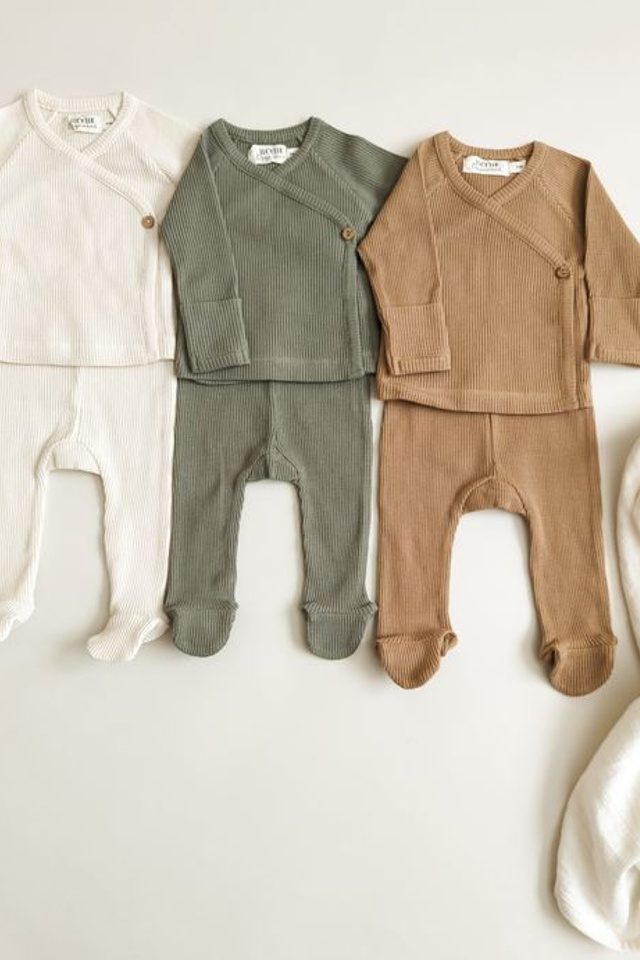 Съемка новорожденной одежды с акцентом на оригинальные аксессуары