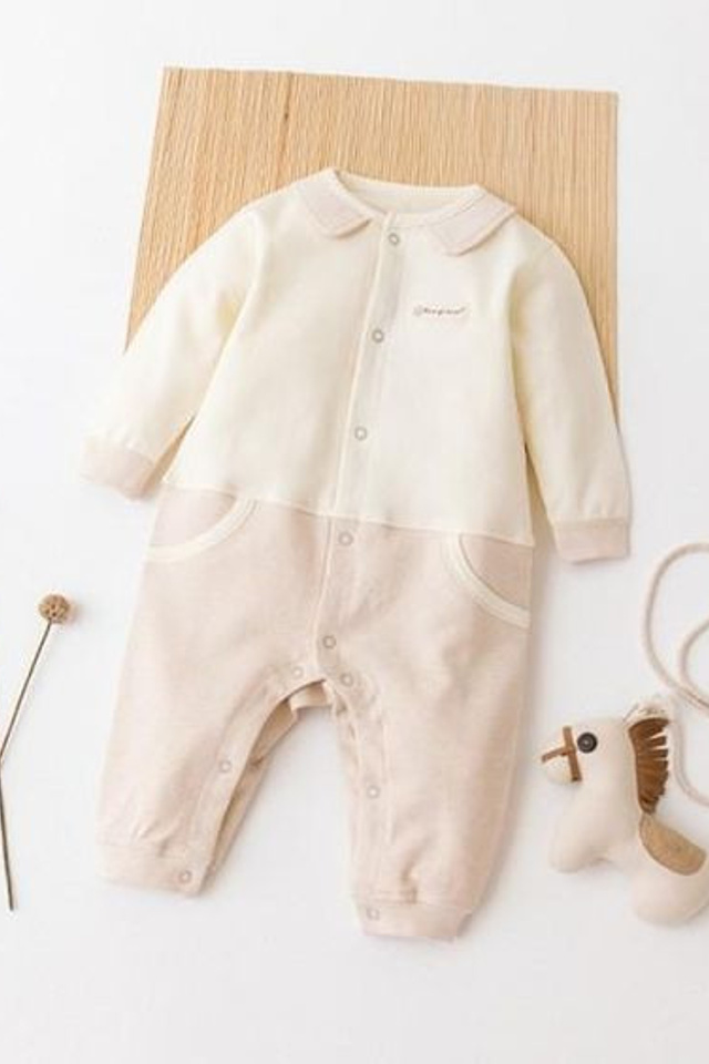 Съемка одежды для новорожденных с акцентом на экстравагантные детали