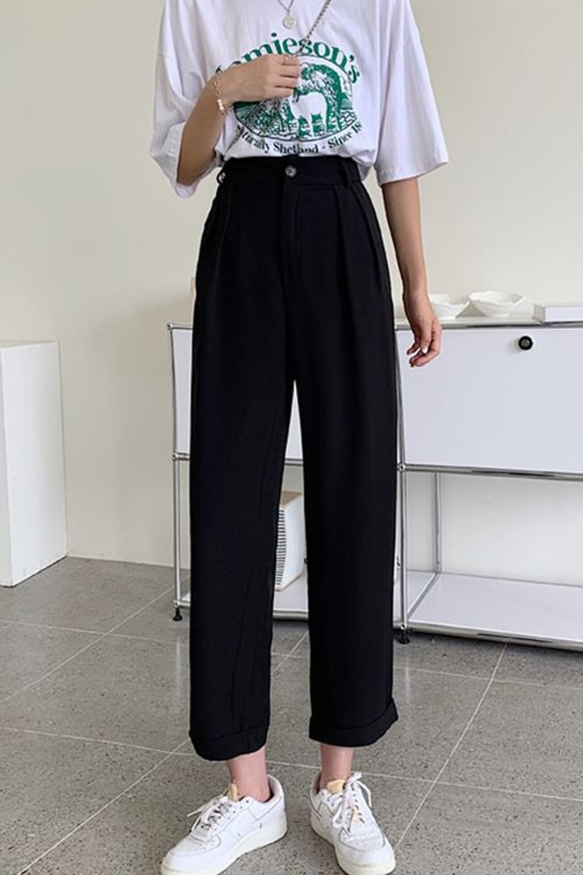 Стильная съемка школьной формы с акцентом на классические элементы