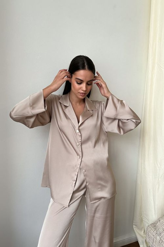 Профессиональная съемка с фокусом на детали отделки пижам