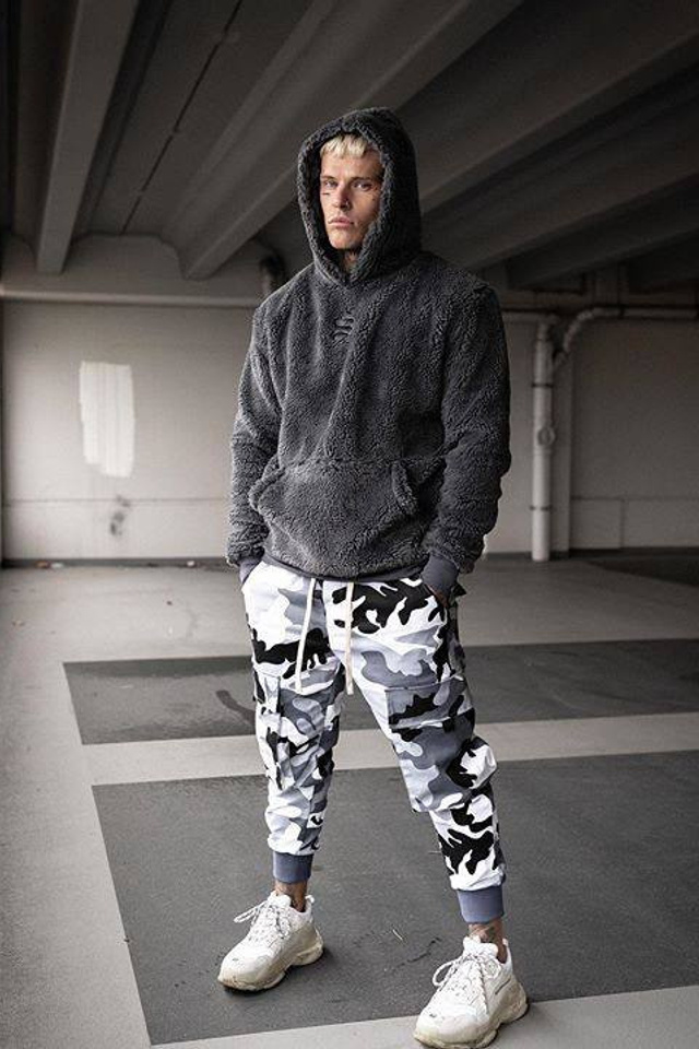 Стильная съемка мужских худи с минималистичным дизайном