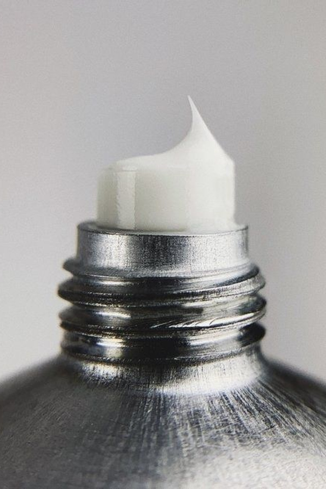 Предметная съемка зубной пасты крупным планом на чистом белом фоне.