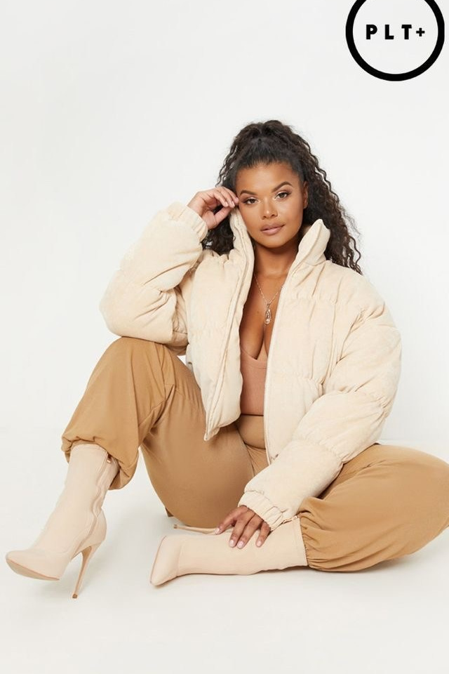 Идея для спортивного лука plus-size с худи и кроссовками