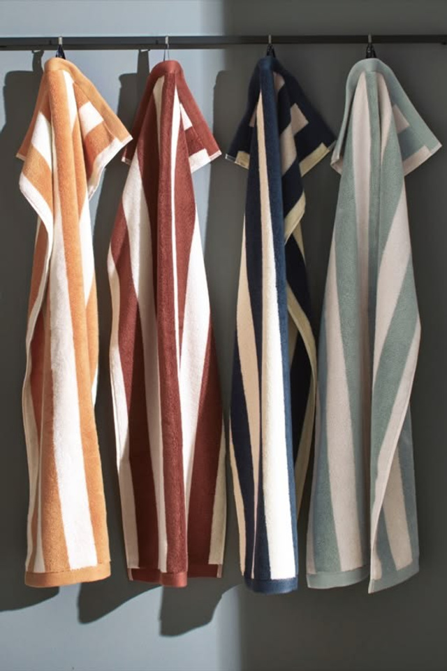 Предметная съемка полотенец для демонстрации качества и мягкости.