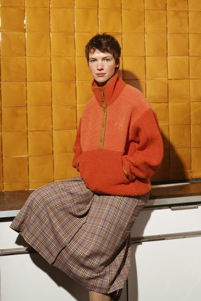 Пример стиля с футболкой и карго-брюками