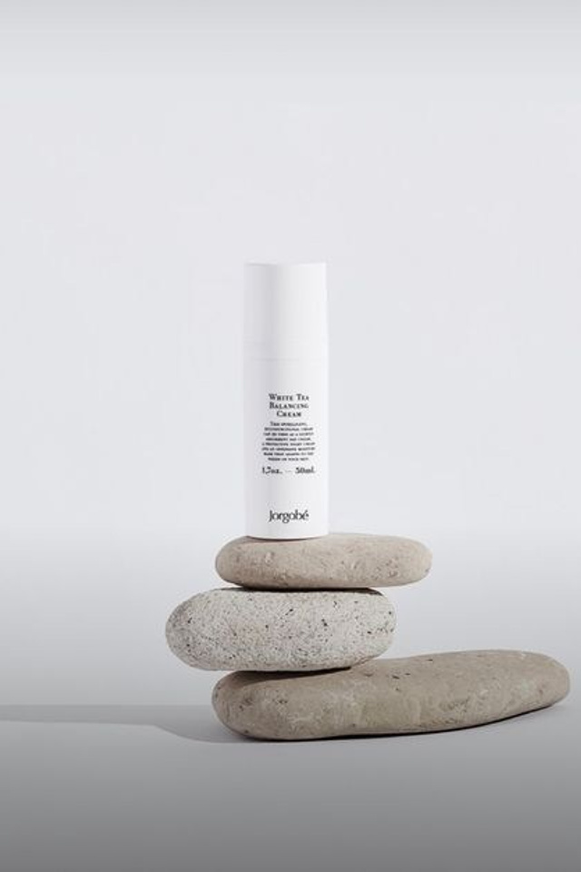 Профессиональная съемка на белом фоне с акцентом на четкость и идеальные пропорции