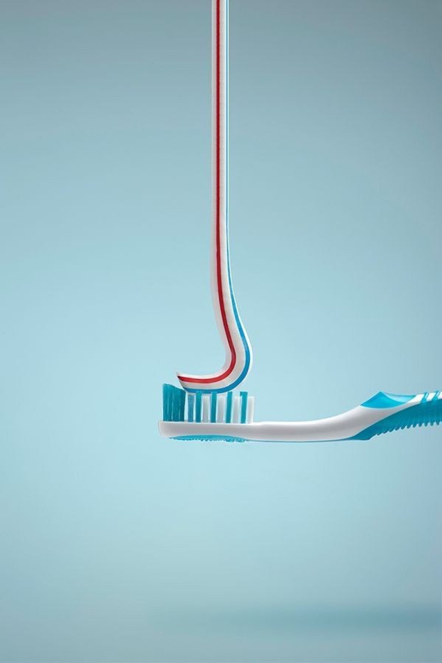 Предметная съемка выдавленной зубной пасты с трехцветной текстурой.