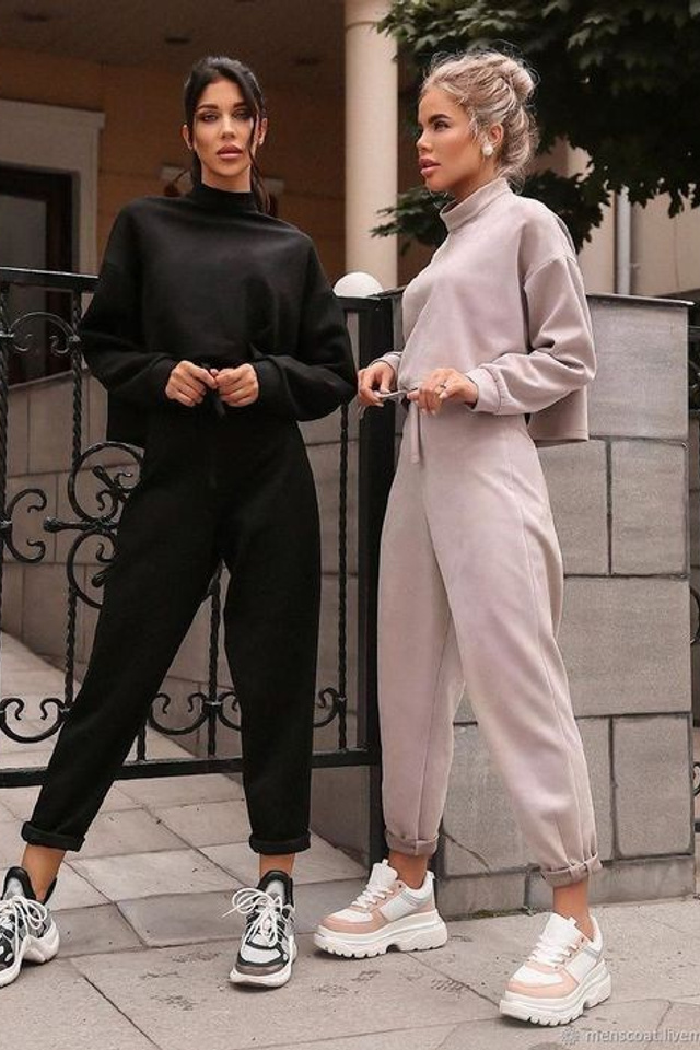 Профессиональная предметная съемка женских спортивных костюмов