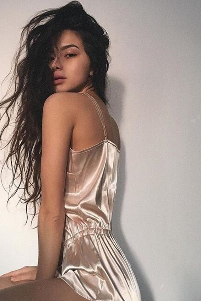 Профессиональная предметная съемка женских сорочек для стильного каталога.