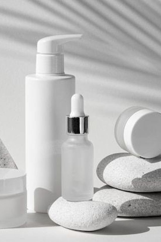 Креативная съемка на белом фоне с акцентом на элегантность и чистоту кадра